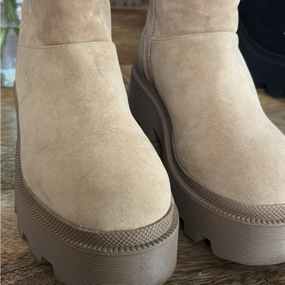 Universal Threads Women's Tan Suede Platform Boots size 6
